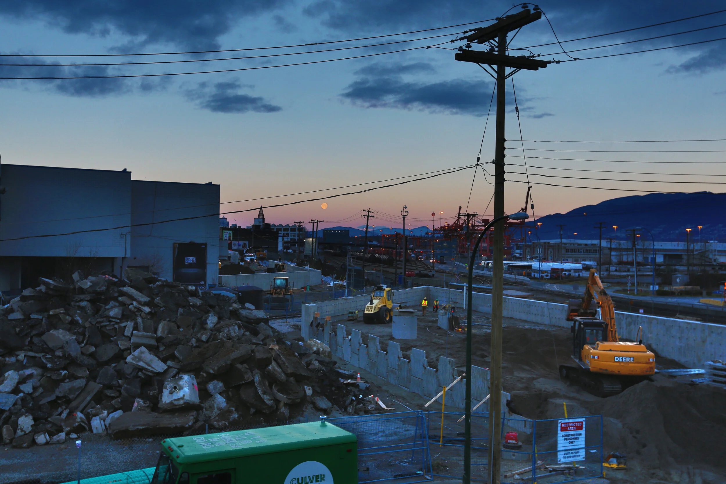 Powell Const_Full Moon_Dec 18_2013_HDR_D3699.jpg