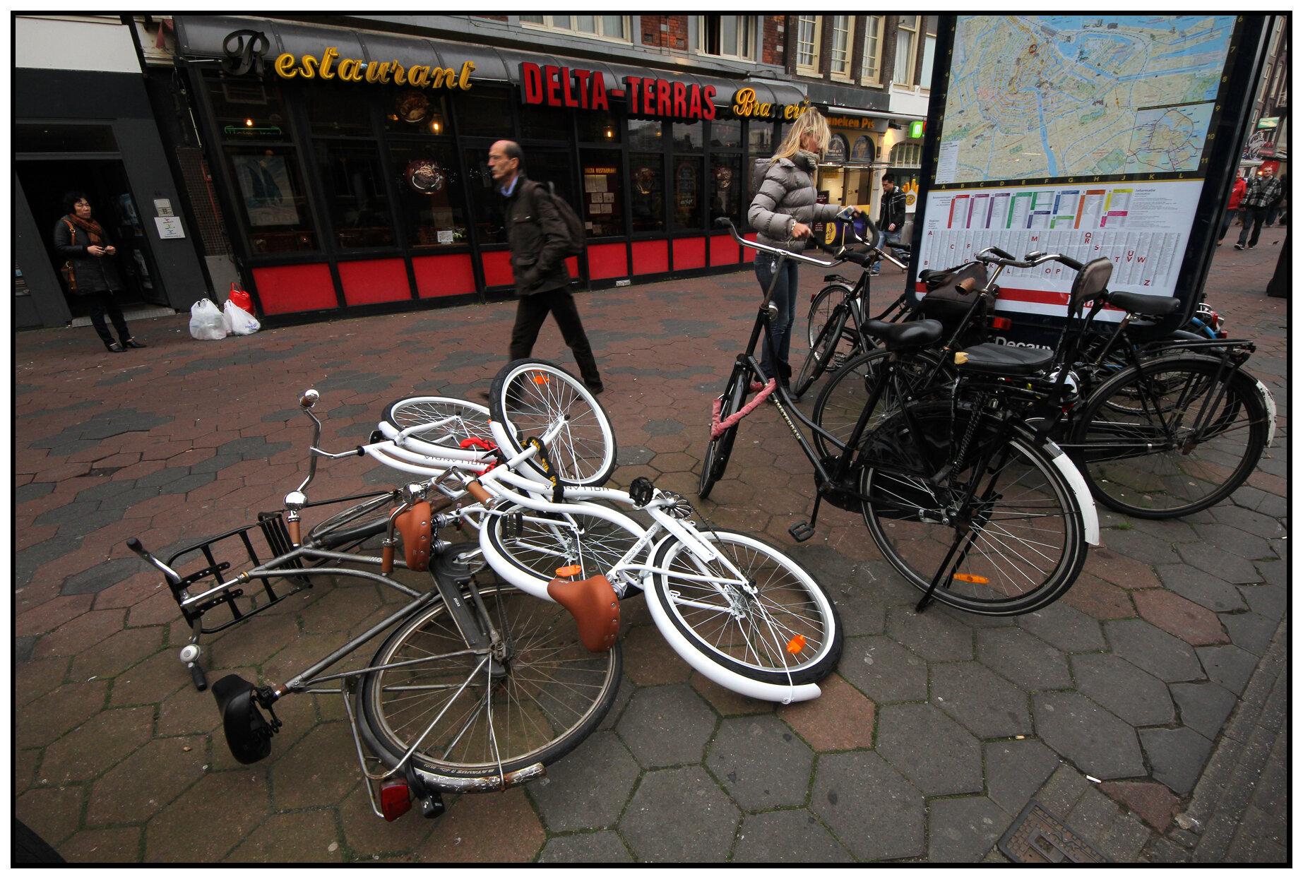 Amsterdam Bikes_Nov 8_2011_1732_4x6s.jpg