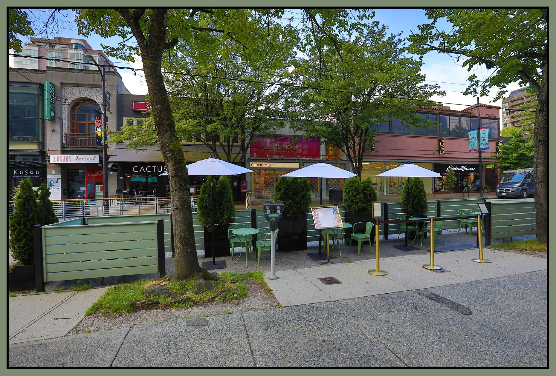1135 Robson St Curbside Seating_May 25_2021_HDR_5A5095_4x6s.jpg