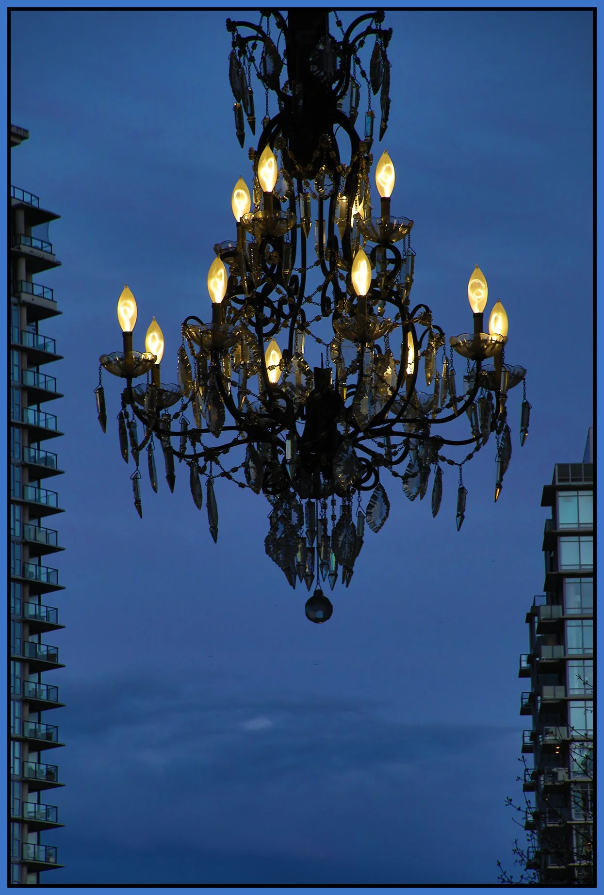 1400 Granville St Chandelier_Apr 9_2023_HDR_4H5994_4x6s.jpg