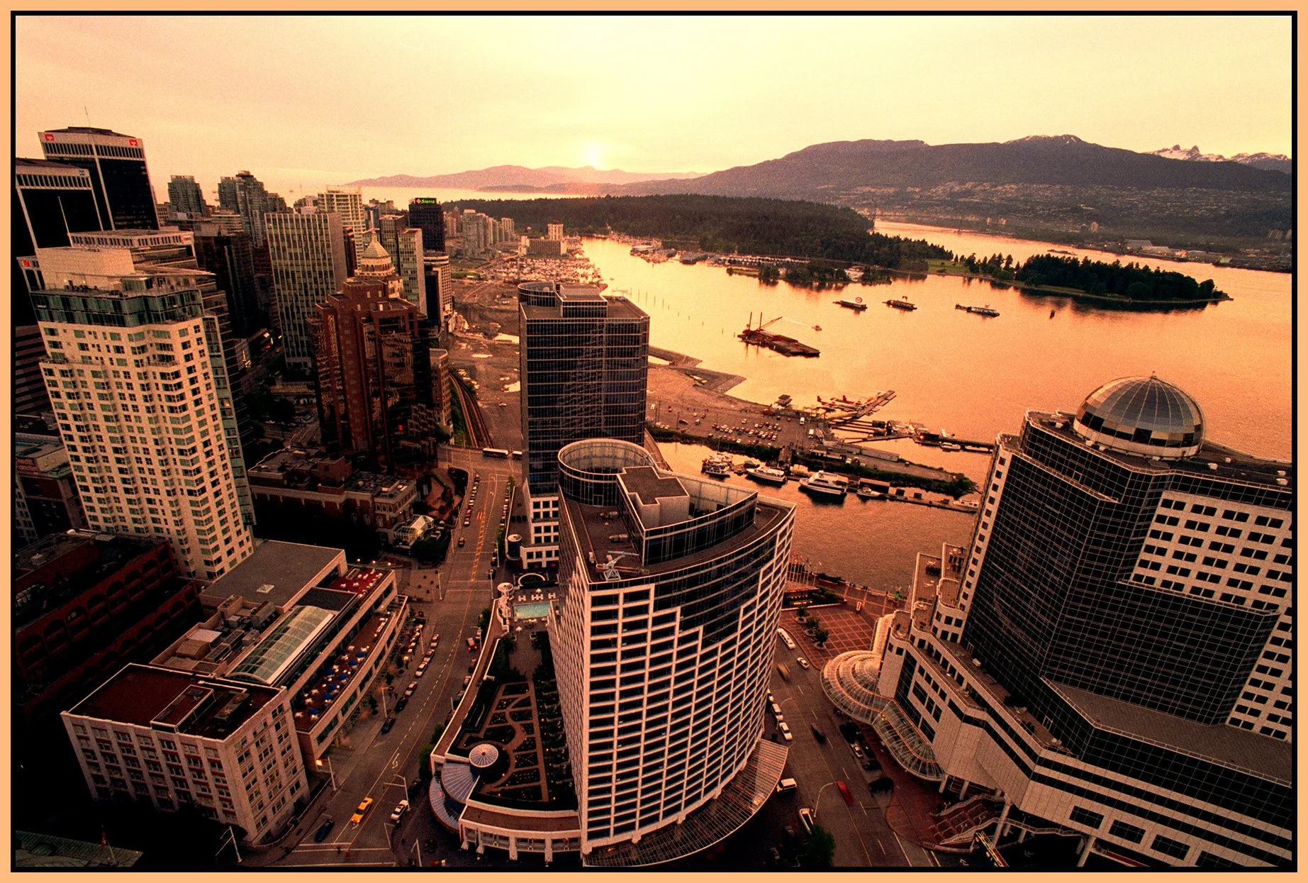 200 Granville St LkgW_4x6s.jpg