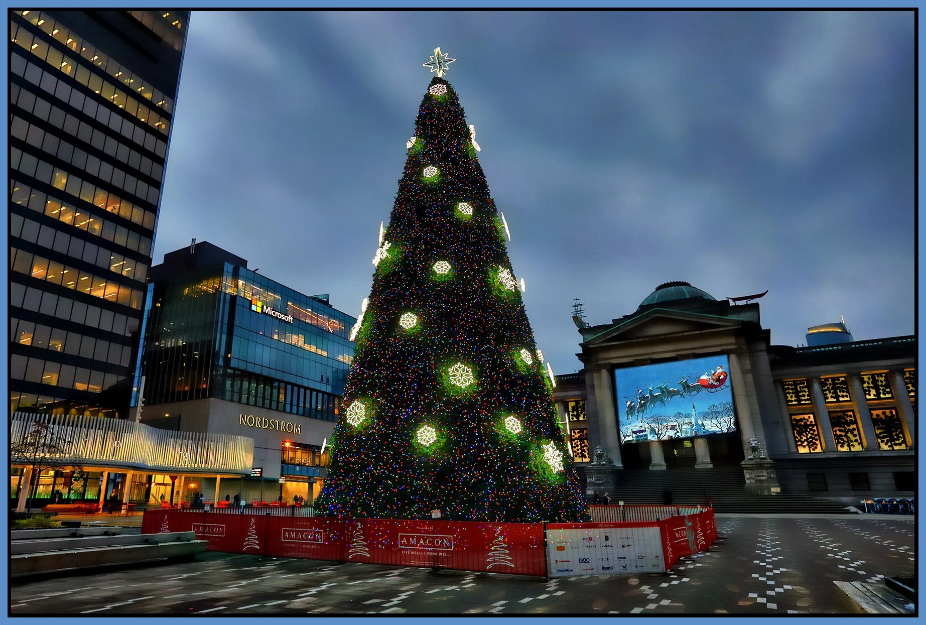 Art Gallery Xmas Tree_Dec 6_2022_HDR_5C8814_peHdr2013_2_4x6s.jpg