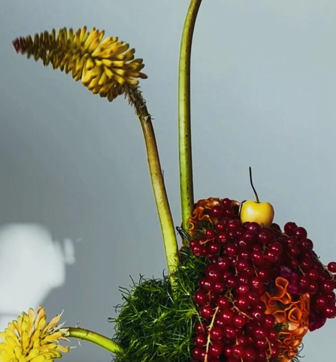 The finishing touch! Floral sculpture created at the @carolinruggaber Inception masterclass, Berlin.

#floralart #floralsculpture #floralmasterclass #floraldesigner #londonflorist