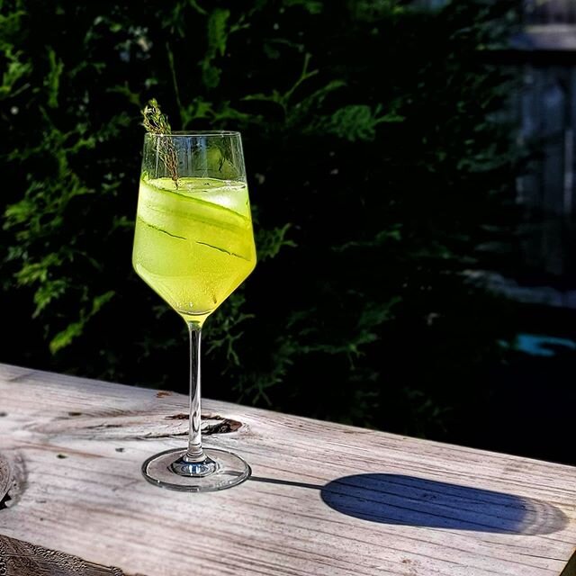 Time To Thyme
.
.
.
.
.

1. In a shaker, muddle the cucumber and thyme.
.
2. Add celery juice, lime juice and gin into the shaker.
.
3. Double strain into a wine glass filled with ice.
.
4. Top up with sparkling water.
.
5.&nbsp;For garnish&nbsp;use 