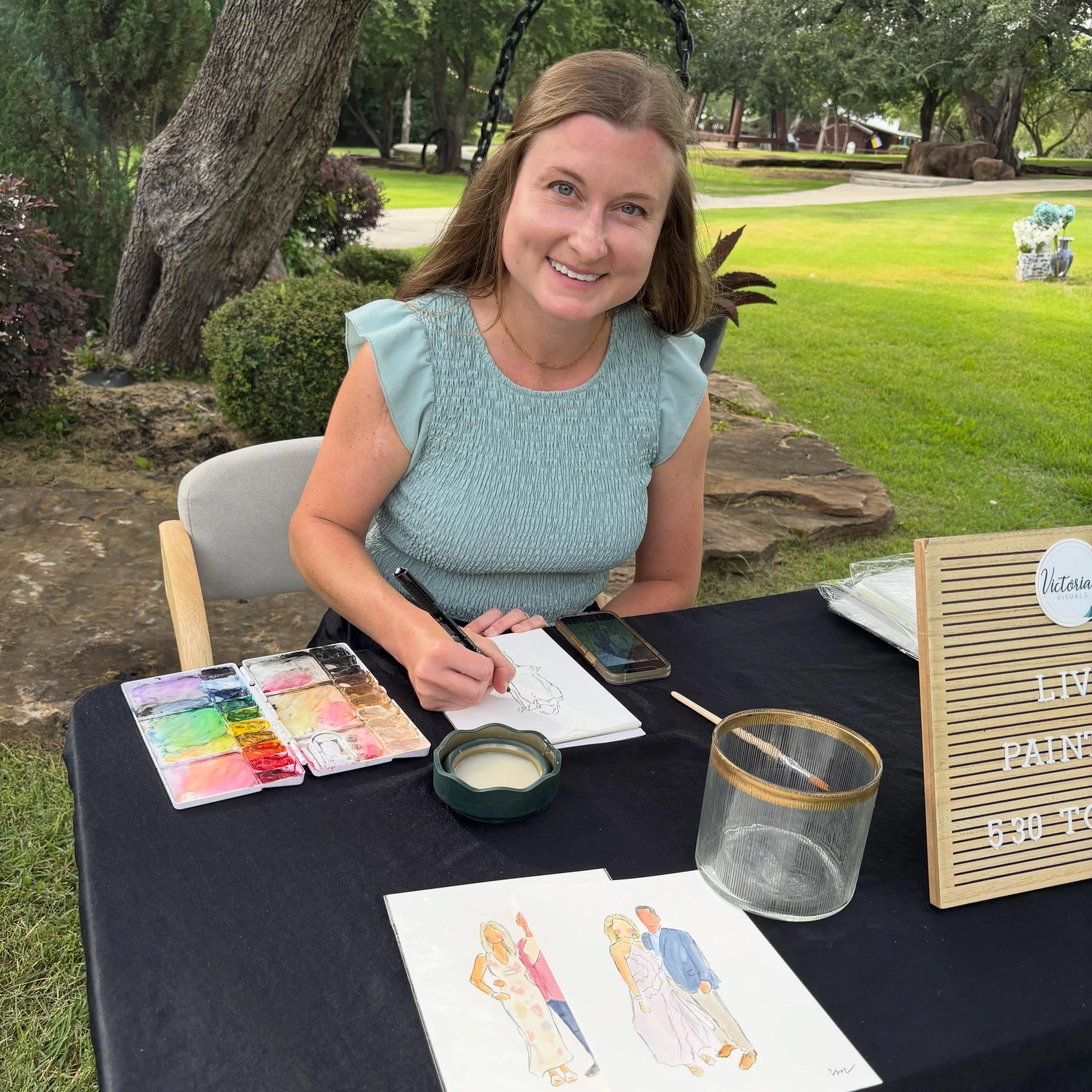 Smiling because we had some lovely clouds to help cool down this outdoor cocktail hour in Texas in July 🌥️ 

Also because I got to work with one of my previous couples I painted for like 5 years ago and she took this cutesy action shot of me 🫶 @kha