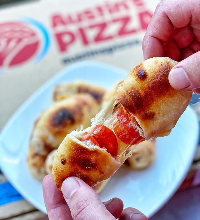 Did y&rsquo;all know that @austinspizza has amazing #pizzarolls too 😍

#TakeoutTuesday 🍕