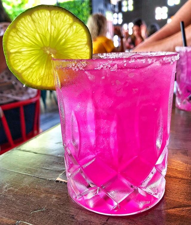 Wishing I was enjoying this bright, beautiful #margarita @grizzeldas on their patio right now 🍹 #pregoproblems 🤰🏼 @grizzeldas has #happyhour everyday from 5-6 🙌🏻 #ThristyThursday 🥂