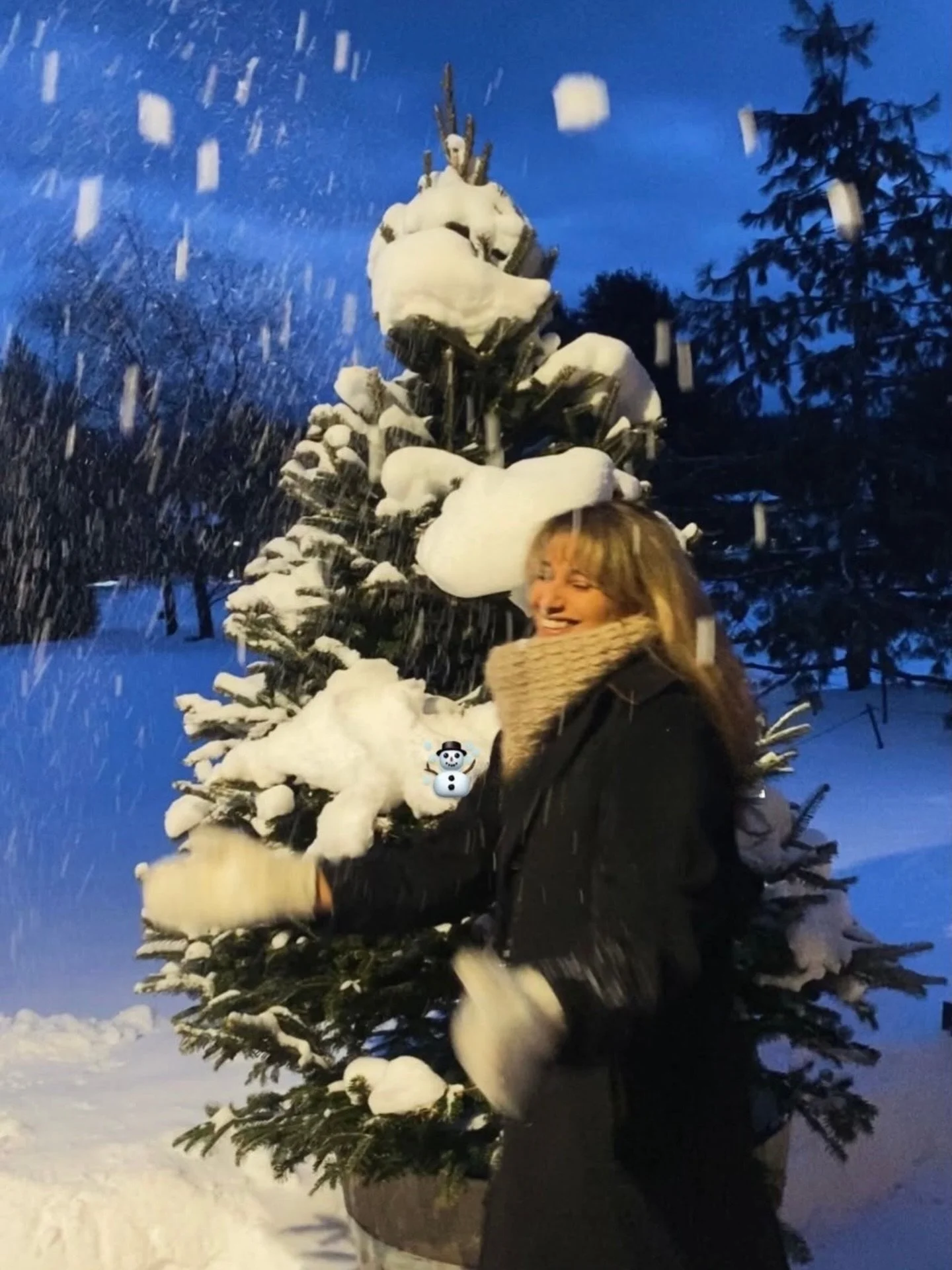 Snow day things ❄️
@ameralabib thoroughly enjoying it in the Stowe Neckwarmer + mittens &mdash; Are you team go outside or stay in on the sofa on a snow day??