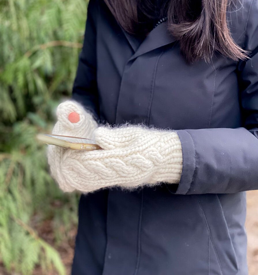 Alpine_Mittens_ivory_model_2_optimized_250.jpg