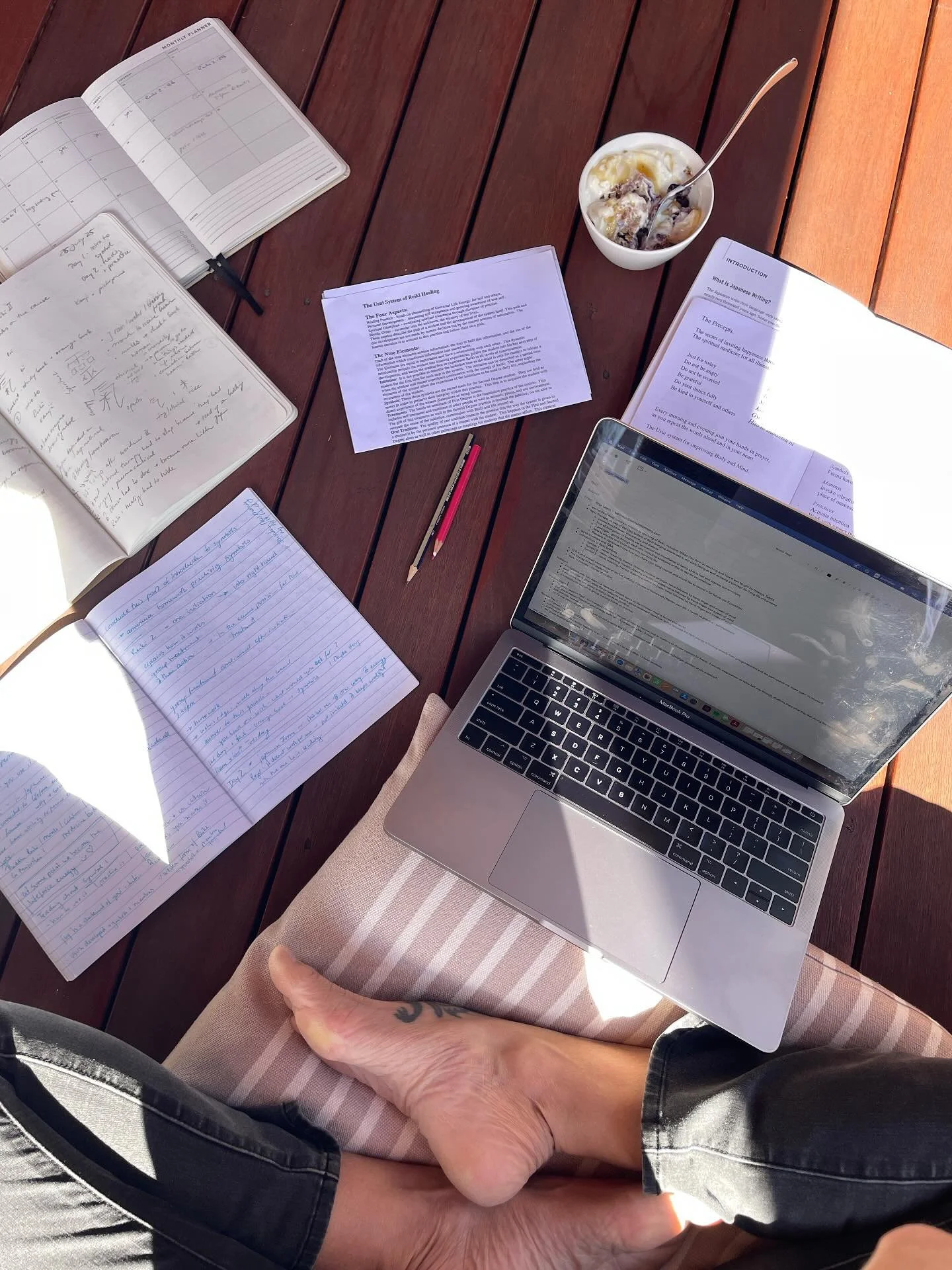 Todays &lsquo;office&rsquo; of choice is charged with warmth and energy of the sun. Exactly what I need to be in flow for my admin Tuesday ☀️💻 working in both of my businesses. 

AM: Reiki Teacher Training 🙌🏽
PM: Wine Events🍷🥂

First on the list