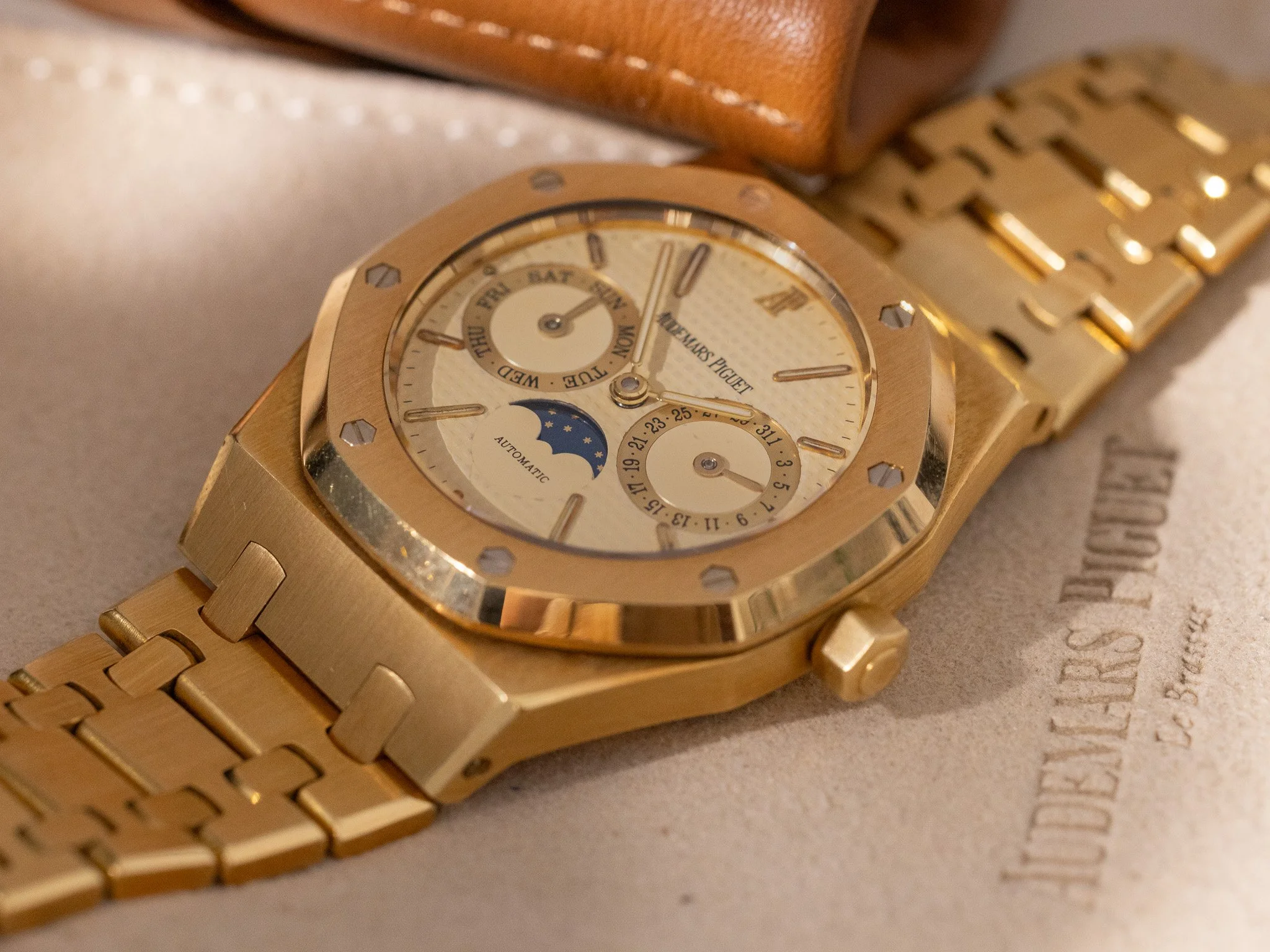 AP_25594BA_Champagne_THHKC260819-05.jpg