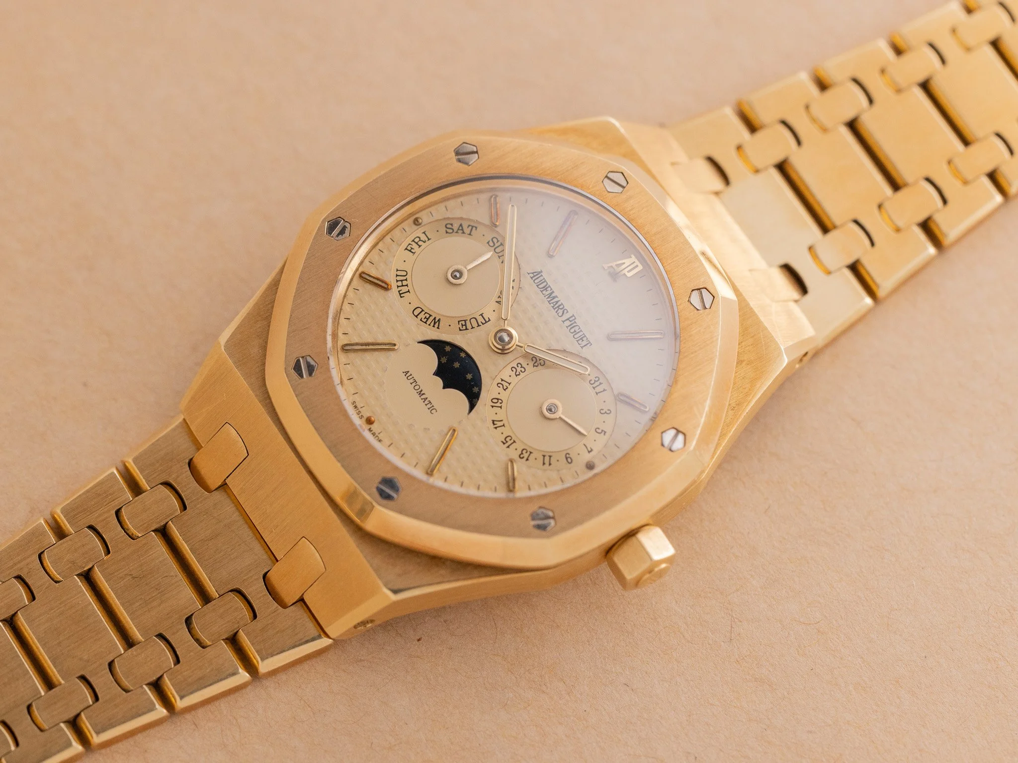 AP_25594BA_Champagne_THHKC260819-09.jpg
