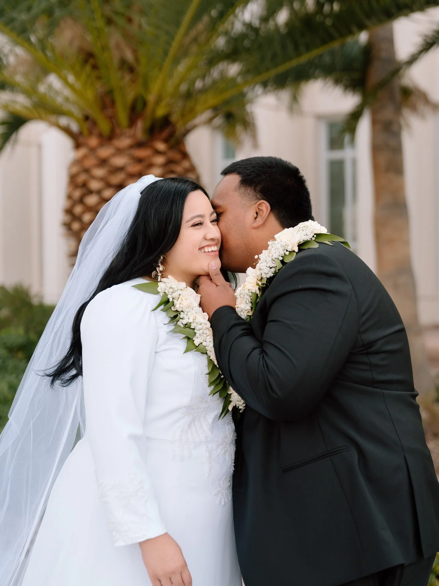 Cheers to the Niupalaus 🦢🤍 my last wedding of 2025 took me to Las Vegas to capture this beautiful day!

#utahweddingphotographer #lasvegasweddingphotographer #polynesianwedding #weddingphotographer #weddingdayready