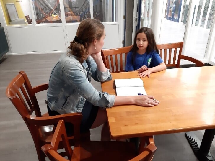 Foto: De Havenloods - Davita de Jonge van De Havenloods in gesprek met verslaggever Eva Eldeib van Zomercampus010