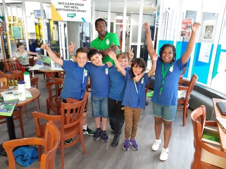 Foto: De Havenloods - Enthousiaste redacteuren van Zomercampus010 met meester Ray in Sporthal Snelleman