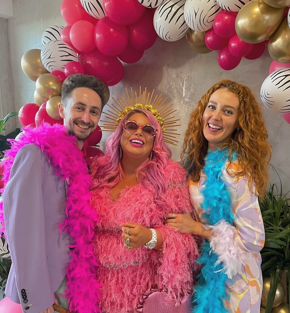 Always smiling when there&rsquo;s a feather boa to hand! 🦩💖 #feelslikehomo  #siobhanmurphy #feathers #colourfulcrew