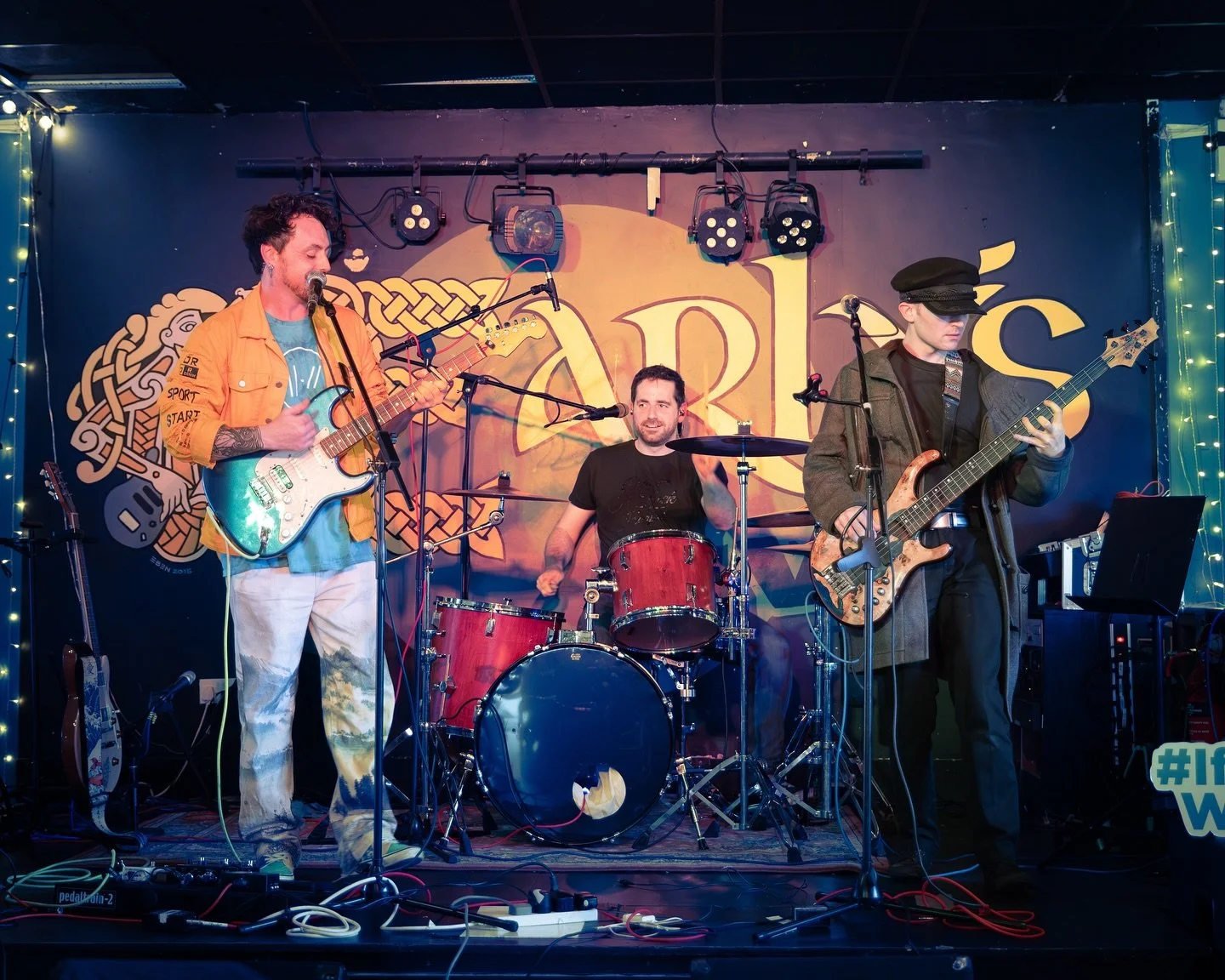 Slide 1: the grin.
Slide 2: the roar.
Arranmore was a class time! Thanks again @earlysbar , @overthewestonlineradio and everyone who packed in.
📸 @prendergast.david
#OverTheWest #Donegal #BoyM5
