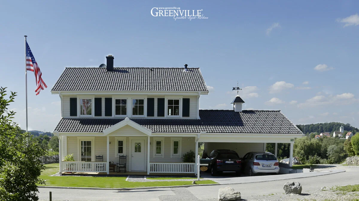 Amerikanisches Holzhaus mit typischer Veranda und klassischer USArchitektur