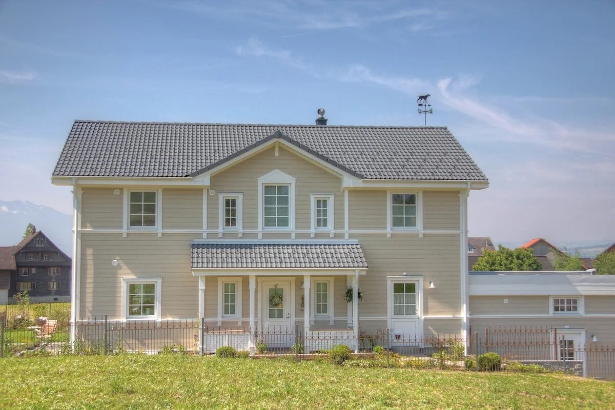 Traditionelles Landhaus aus Holz mit Satteldach und natürlicher Fassade