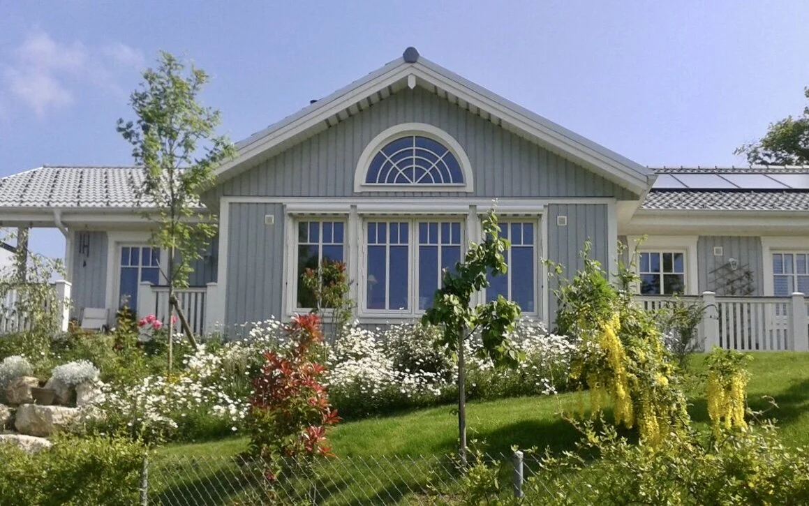 Moderner HolzBungalow mit ebenerdiger Architektur