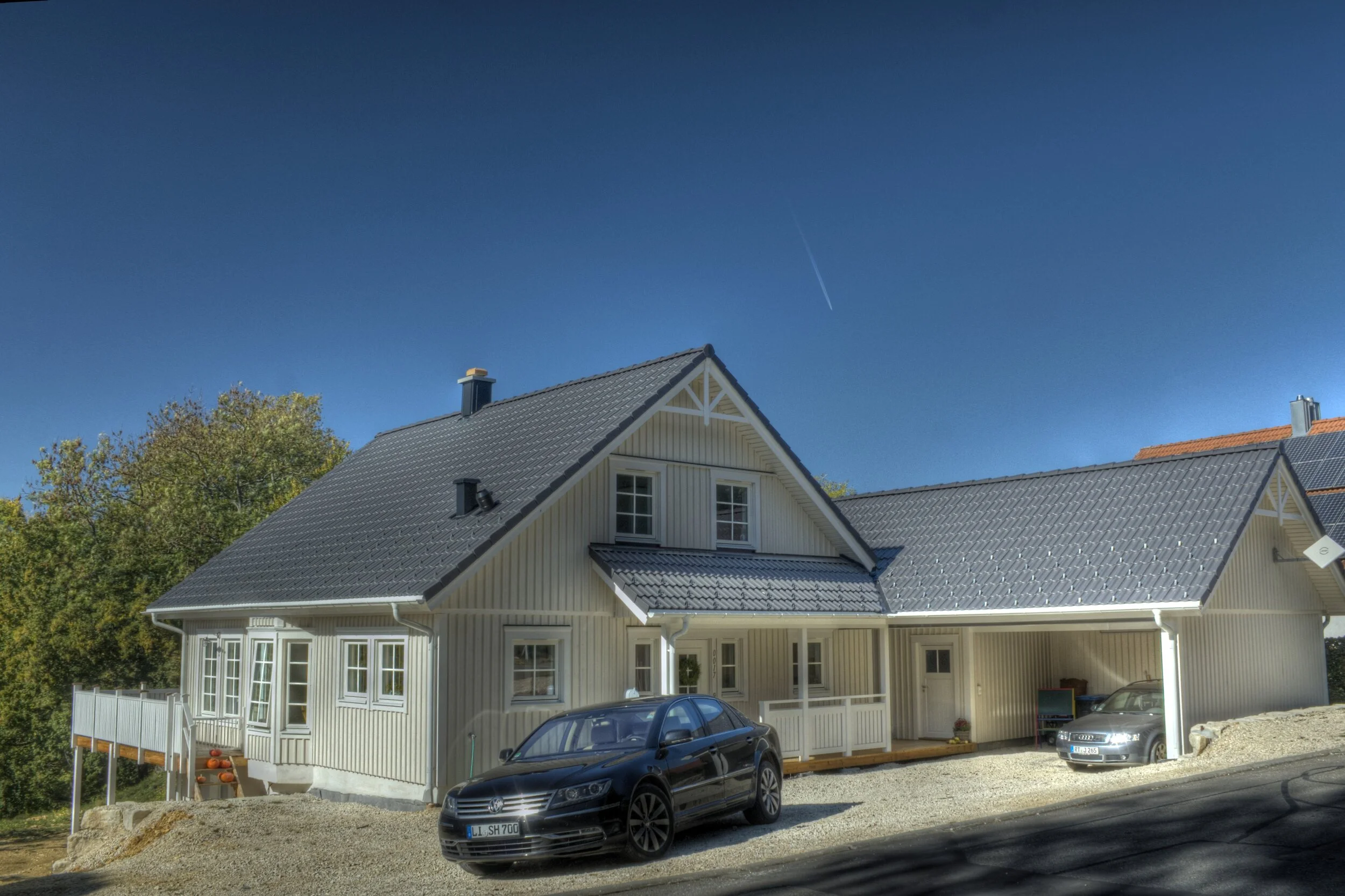 Holzhaus am Hang mit prägnanter Architektur und Aussichtslage