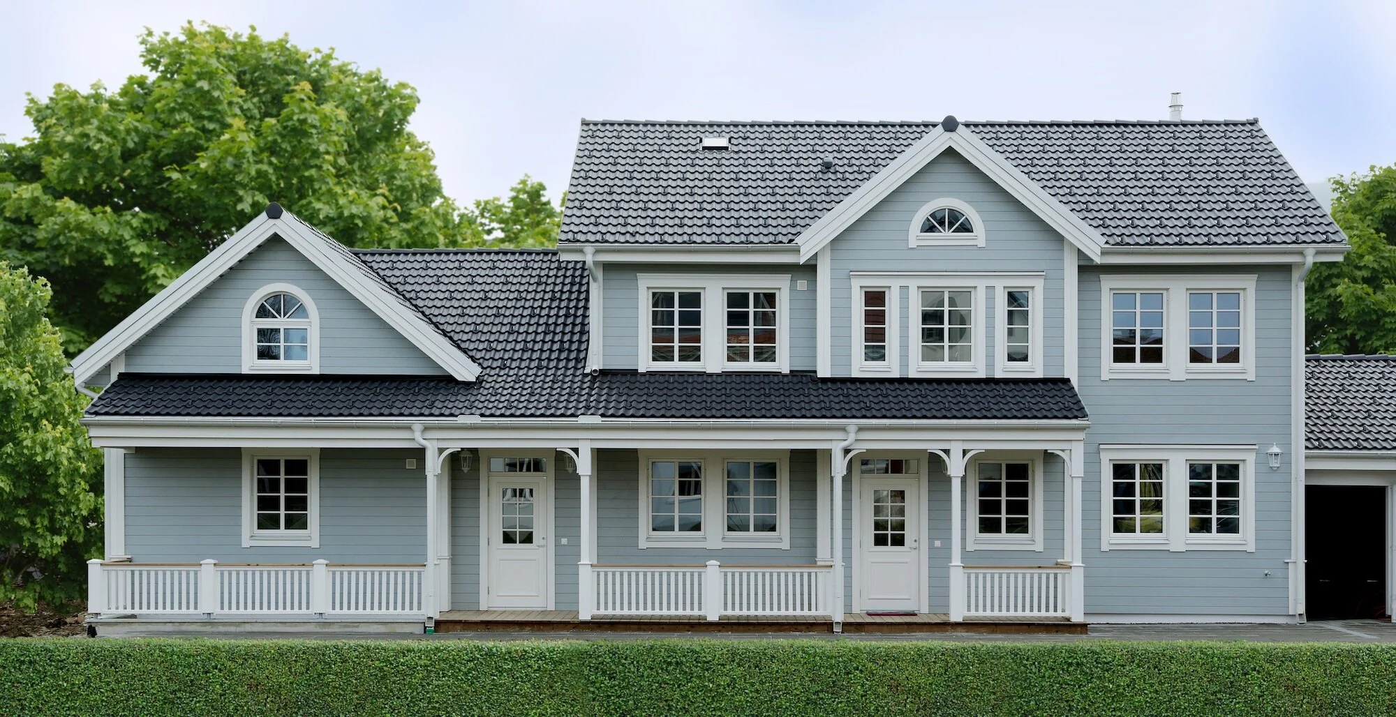 Modernes Farmhouse aus Holz mit klarer, eleganter Architektur