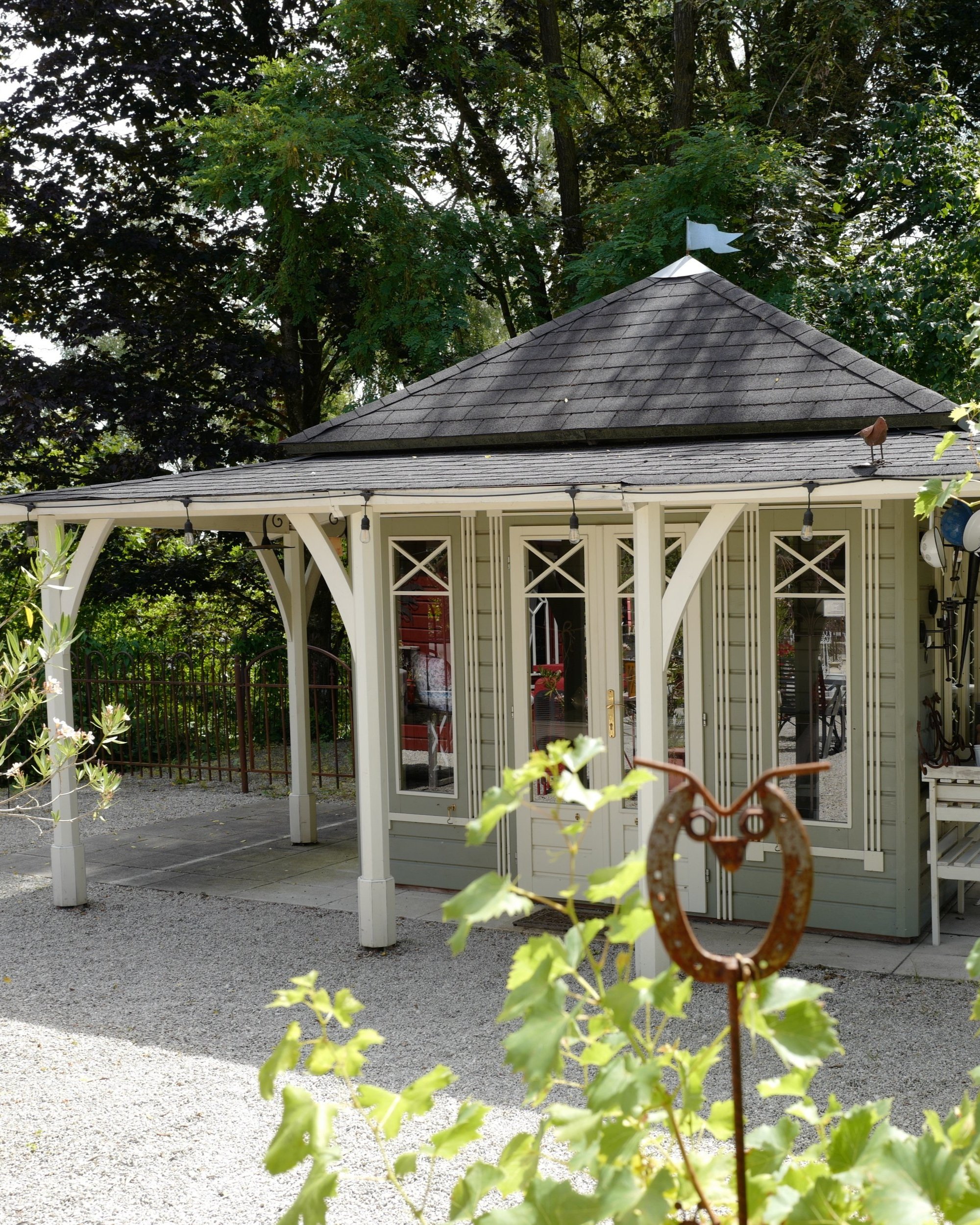 Gartenhaus mit überdachter Veranda