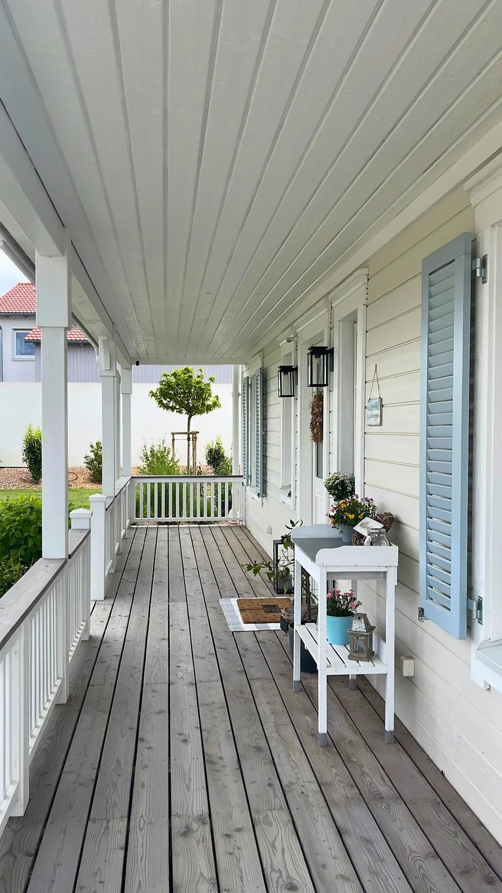Überdachte Porch an einem Greenville New England Haus mit Sitzmöbeln