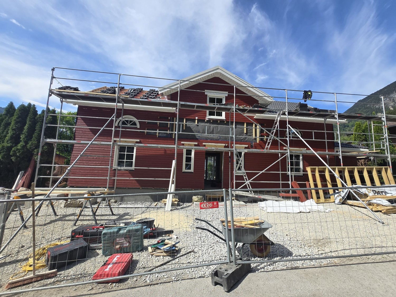Schwedenhaus im Rohbau während der Eigenleistung, mit Gerüst und Werkzeug auf der Baustelle