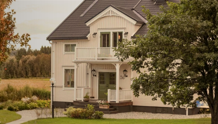 Snickarglädje an einer Holzfassade