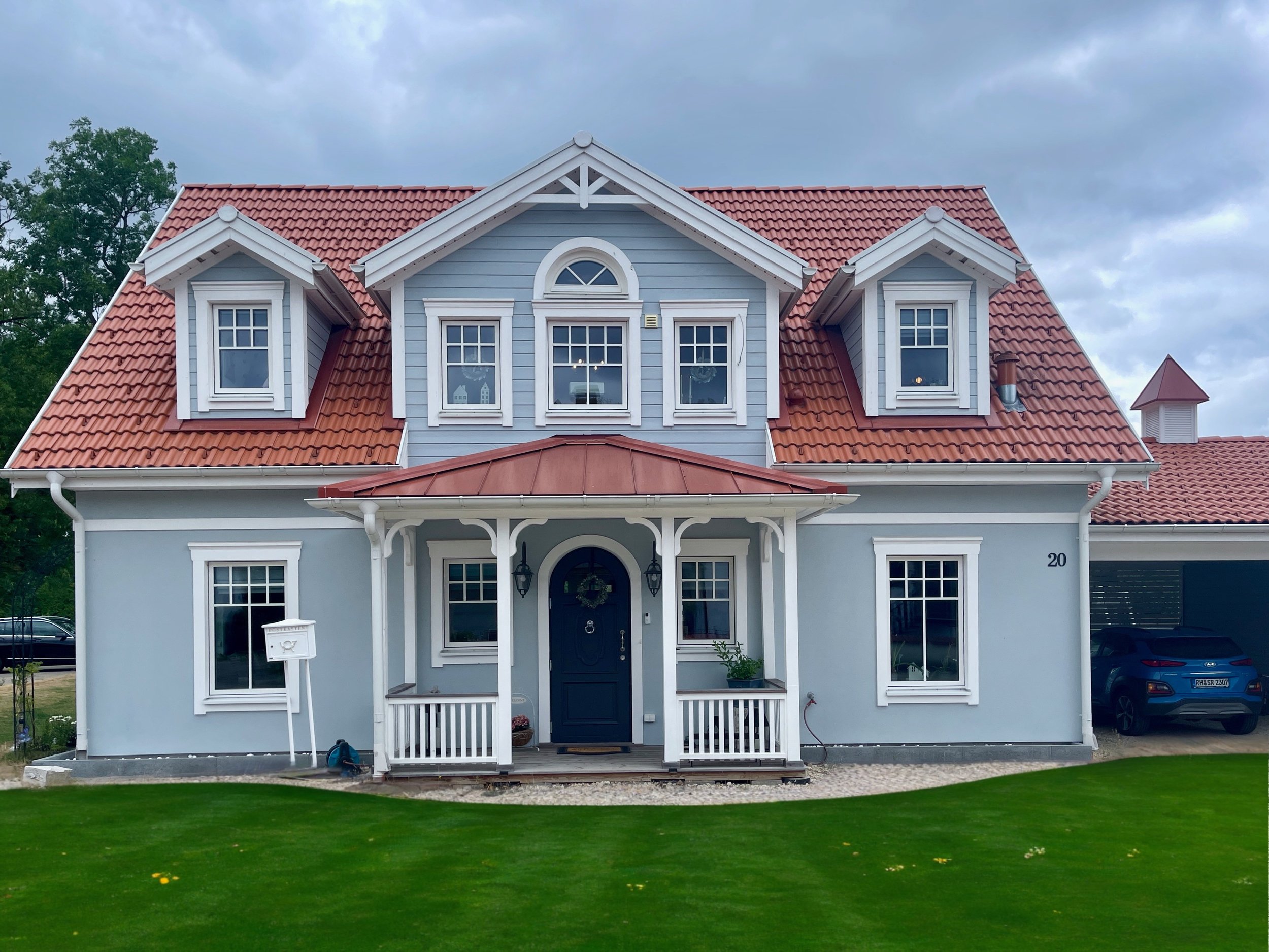 Modernes Schwedenhaus aus Holz mit klaren Linien und großen Fenstern