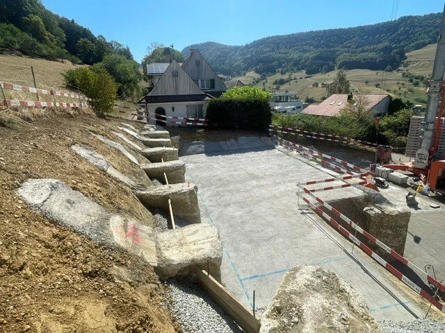 Die grosse Stufe: unten die Fläche für das Haus, am Hang die Betonsporen