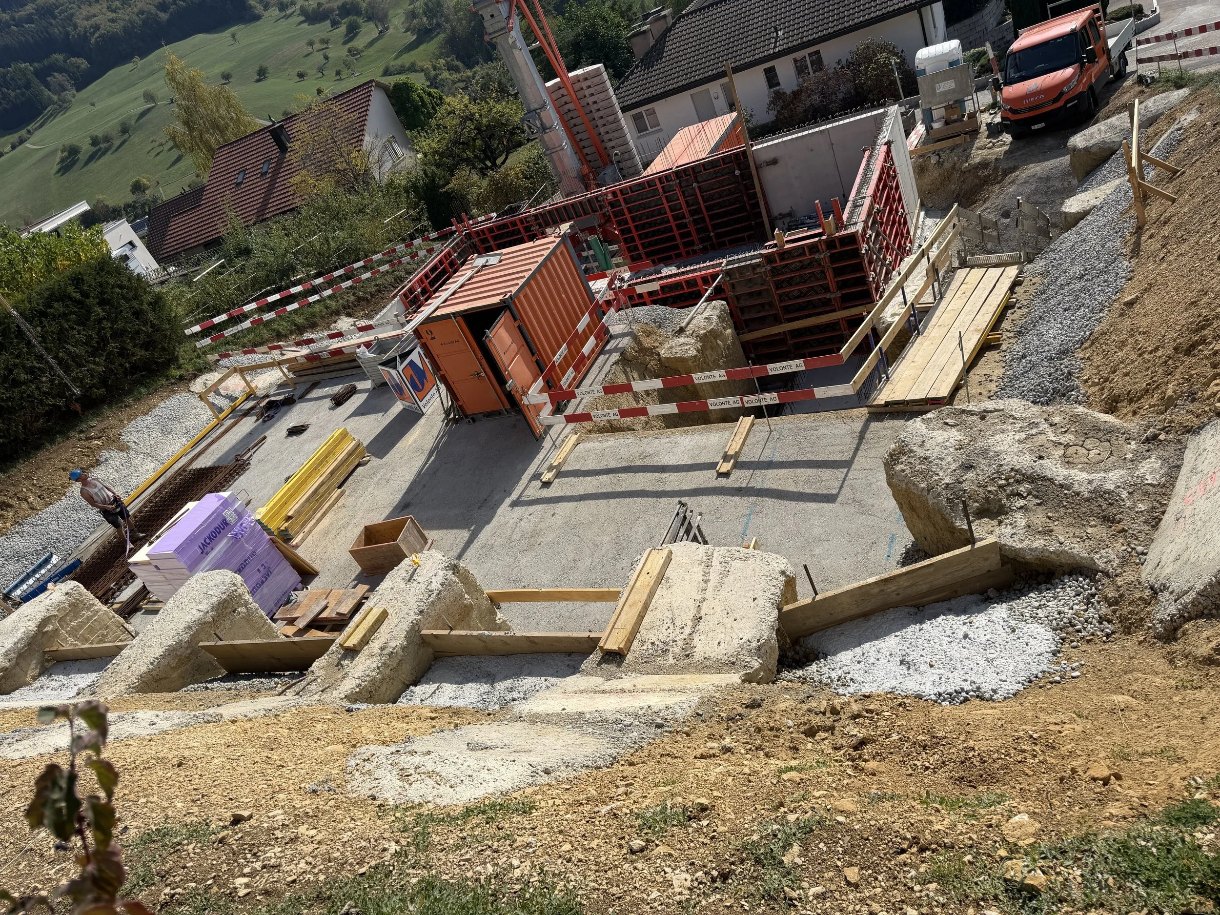 Bauen am Steilhang: Betonarbeiten auf der Baustelle, Stand Oktober 2026