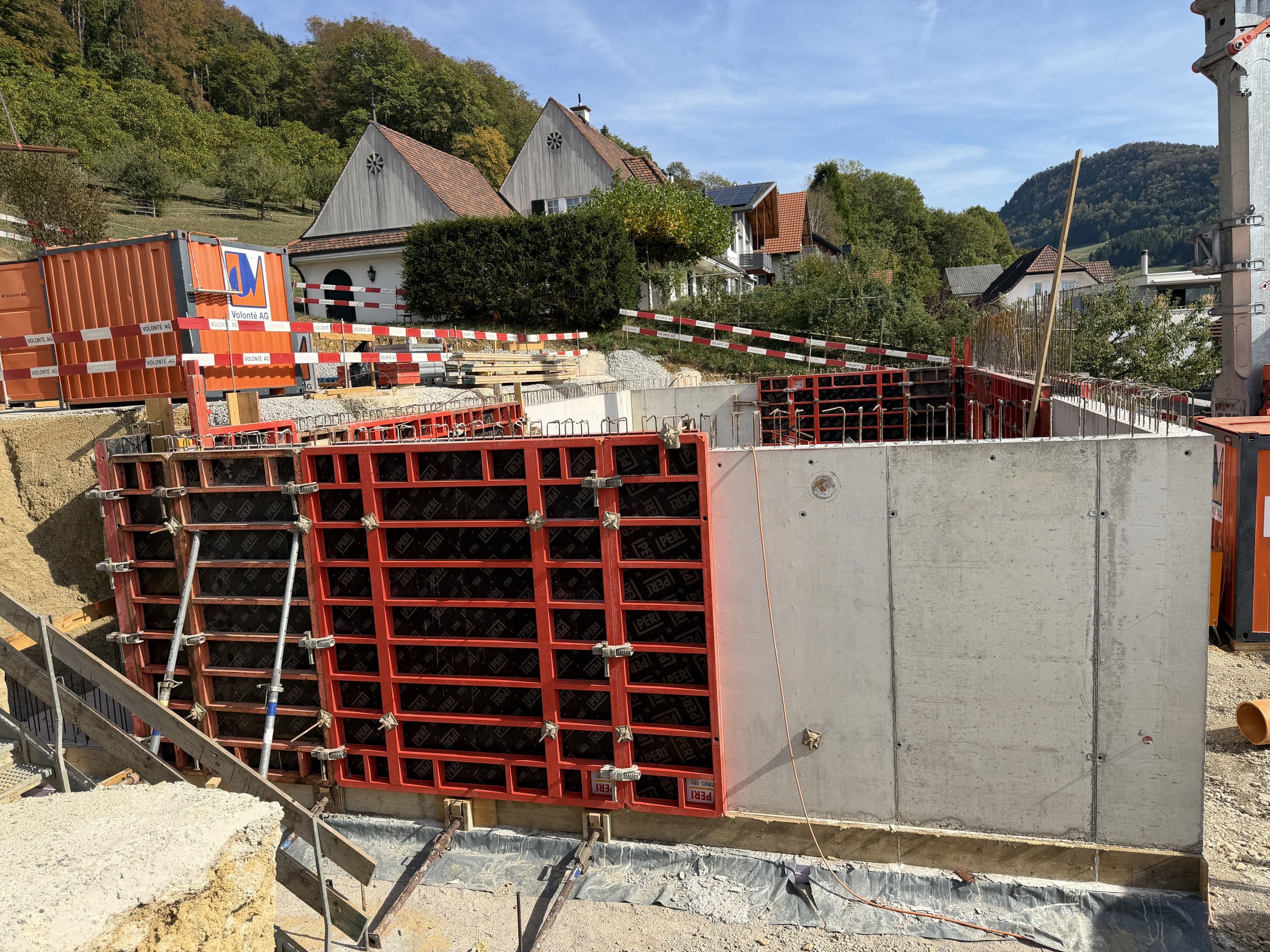 Schalung, Bewehrung und Beton – Fundament für ein Holzhaus am Steilhang