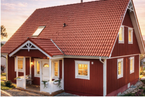 Schwedenhaus in der klassischen Farbe Schwedenrot bei Abendlicht