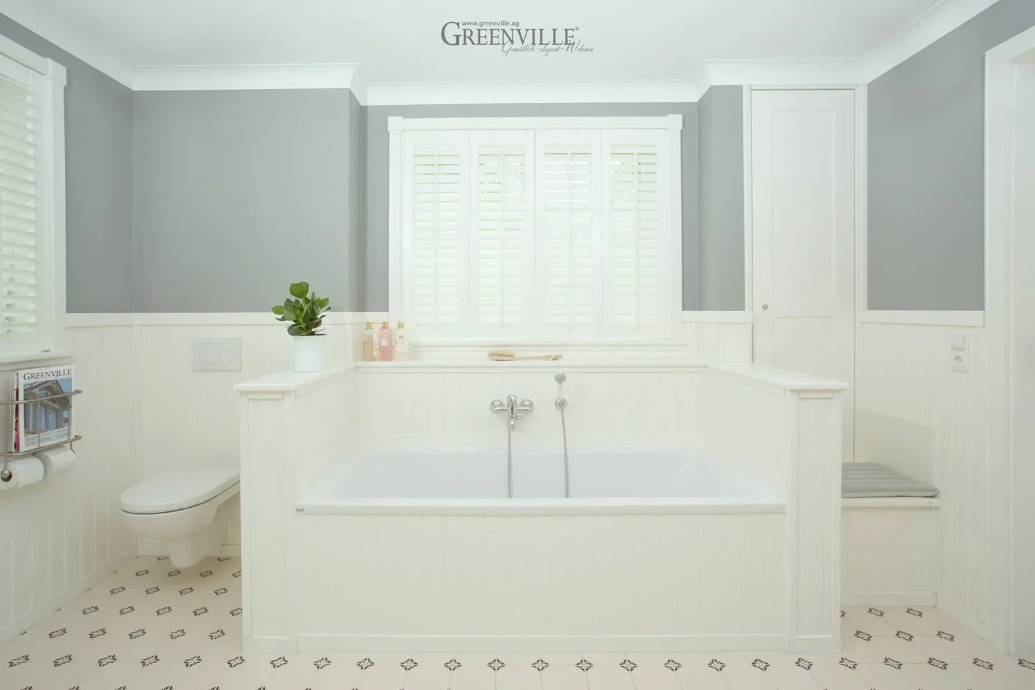 Zentrierte Badewanne im Bad eines Greenville New England Hauses