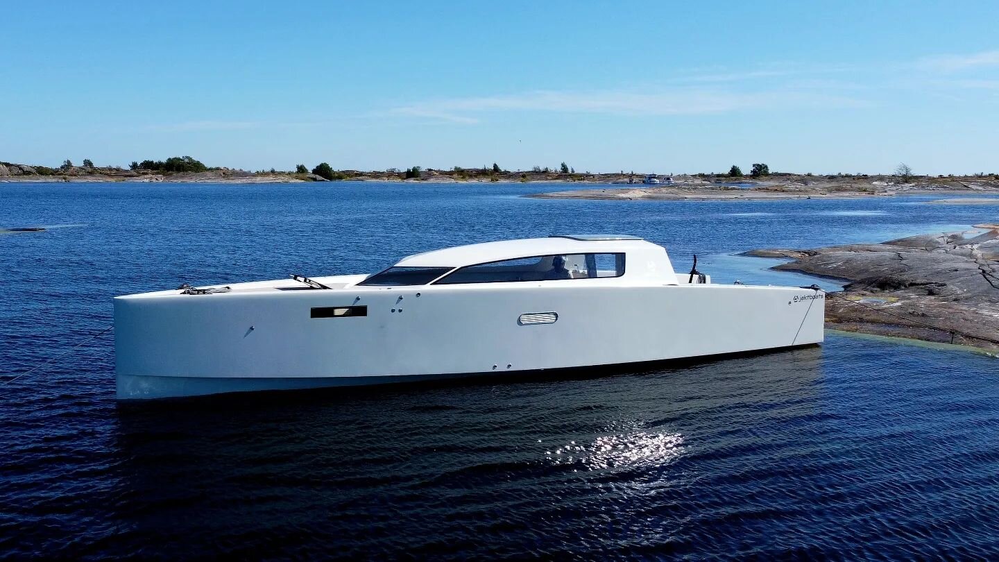 Designm&aring;let med Jakt12 var att ta sig br&auml;nslesn&aring;lt och bekv&auml;mt &ouml;ver fj&auml;rdarna, glida genom utsk&auml;rg&aring;rdarna och kunna ta de finaste grunda ankringsplatserna. Med Jakt12 sker hela ankringsman&ouml;vern fr&aring