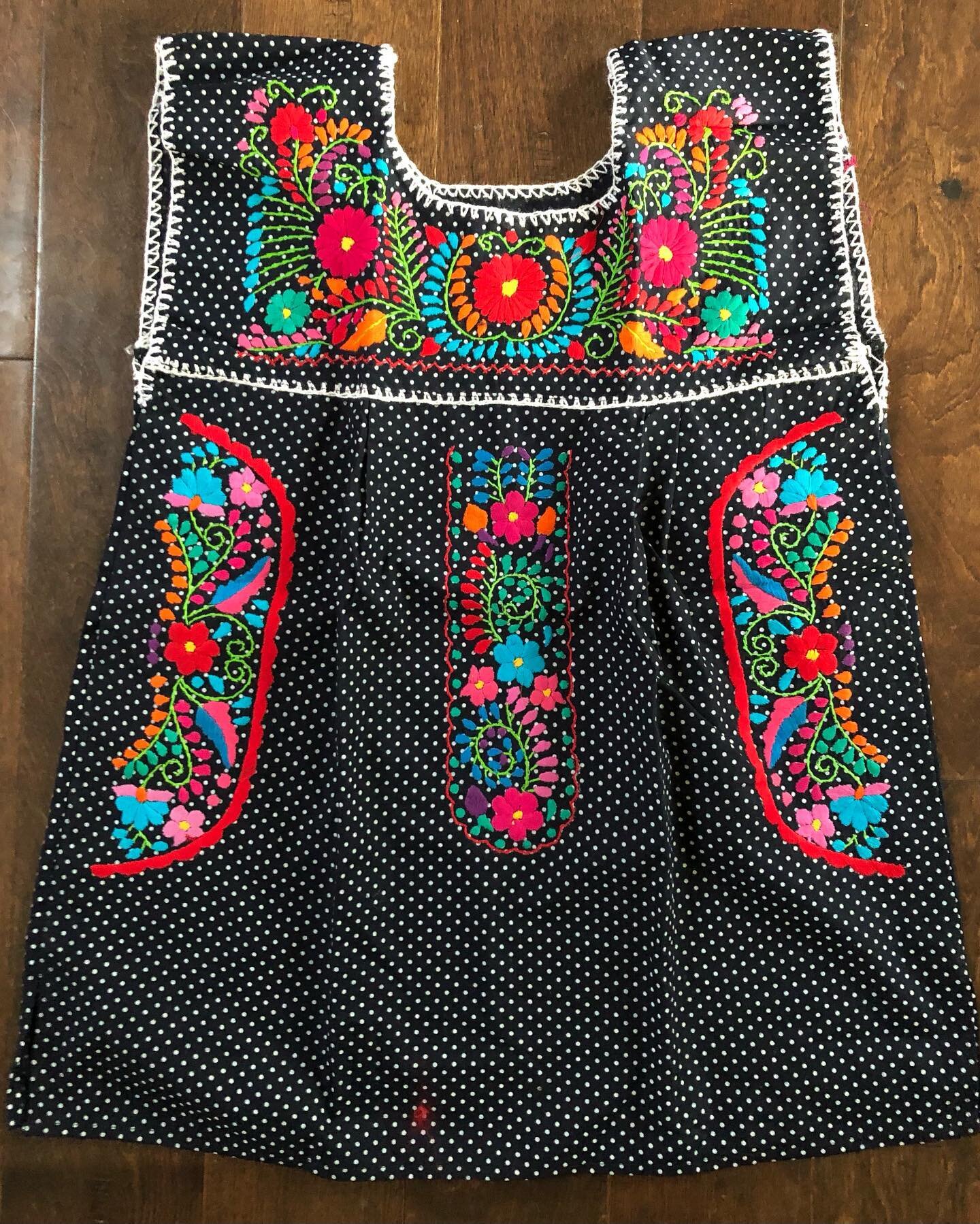 Textiles evolve and from this evolution comes this cute blouse that has its origins in the typical costume of  China Poblana
Hand embroidered by artisans form the beautiful Puebla.

Worldwide shipping 
💸PayPal +3.5%
💸Venmo 
💸Zelle 
💴 ApplePay 
💳