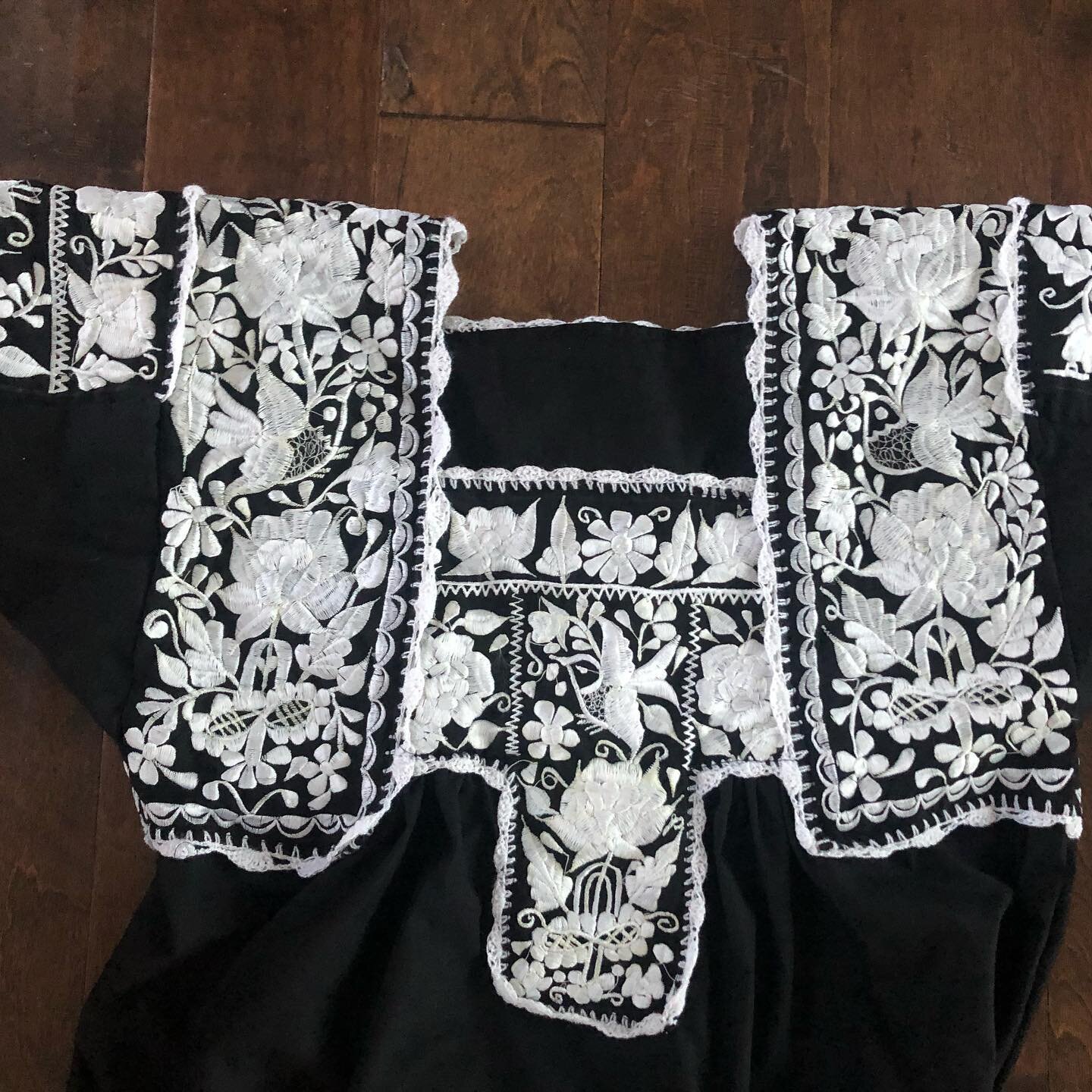 Nahua blouse from San Gabriel Chilac, also part of the traditional costume of China Poblana.  Beautiful blouse machine embroidered by collective made up of artisans from the Sierra Puebla.  Unique piece.

Worldwide shipping 
💸PayPal +3.5%
💸Venmo 
?