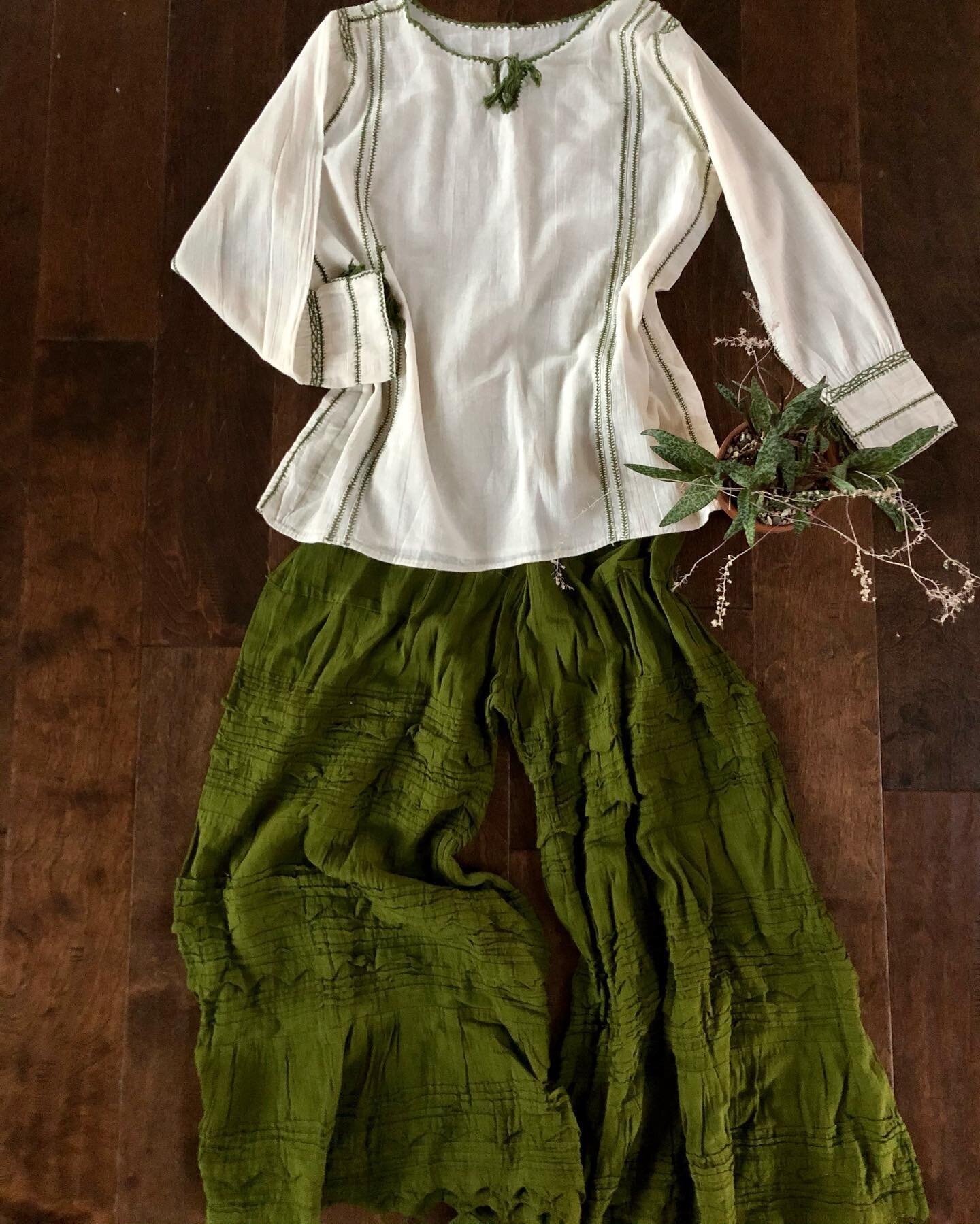 The beauty of the garments and the talent of the artisans of the original towns of Mexico never cease to amaze us.

Beautiful and unique blouse from El Puerto.  It is a community that belongs to the municipality of Venustiano Carranza, Chiapas.
100 h