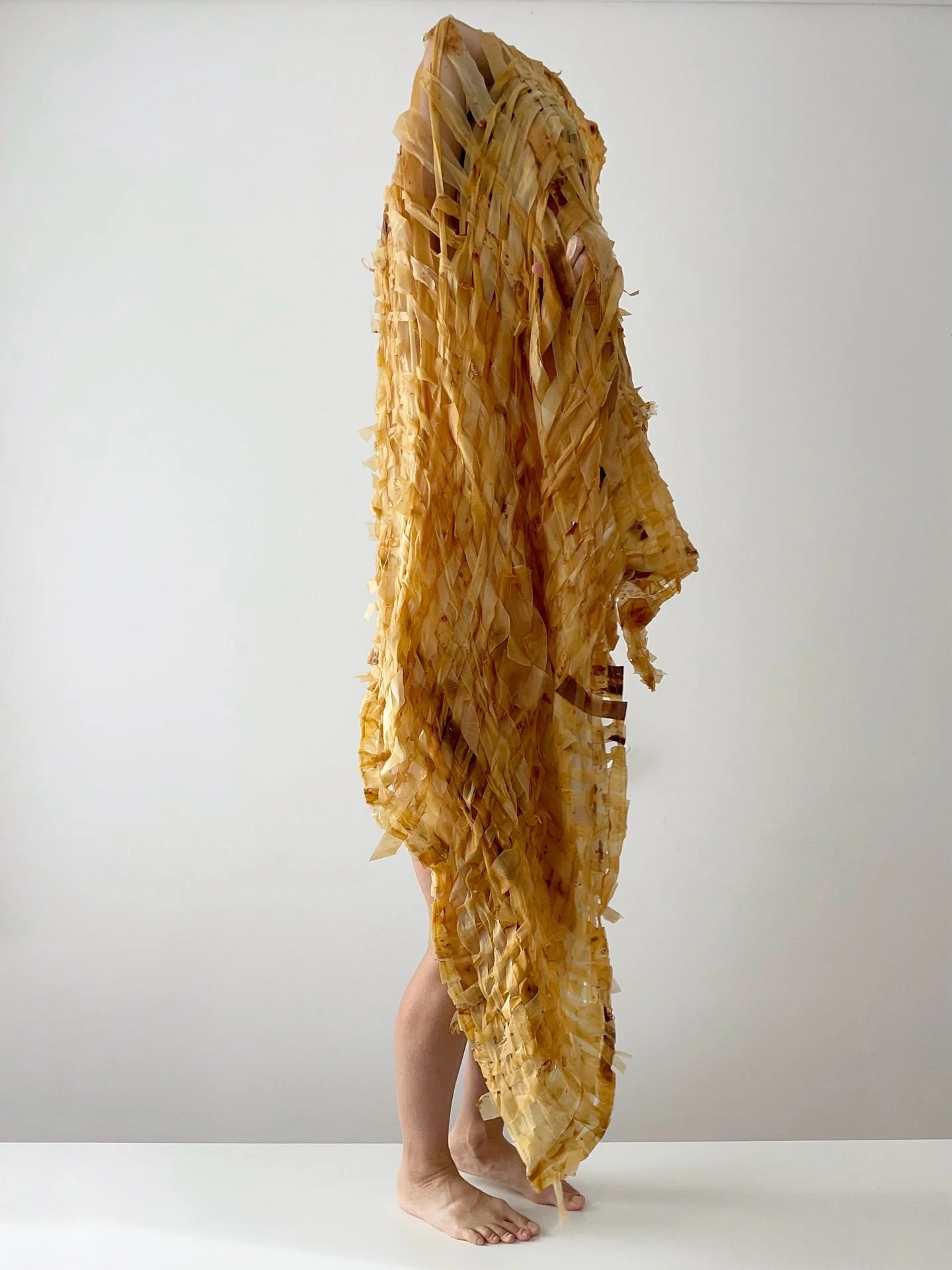 Turn Away from Yourself (2025), 138 cm x 96 cm, foraged algae, cotton thread

This is the third piece completed as part of my virtual residency with @glogauair It is woven from algae that I foraged off the northern coast of Portugal.

I spent many da