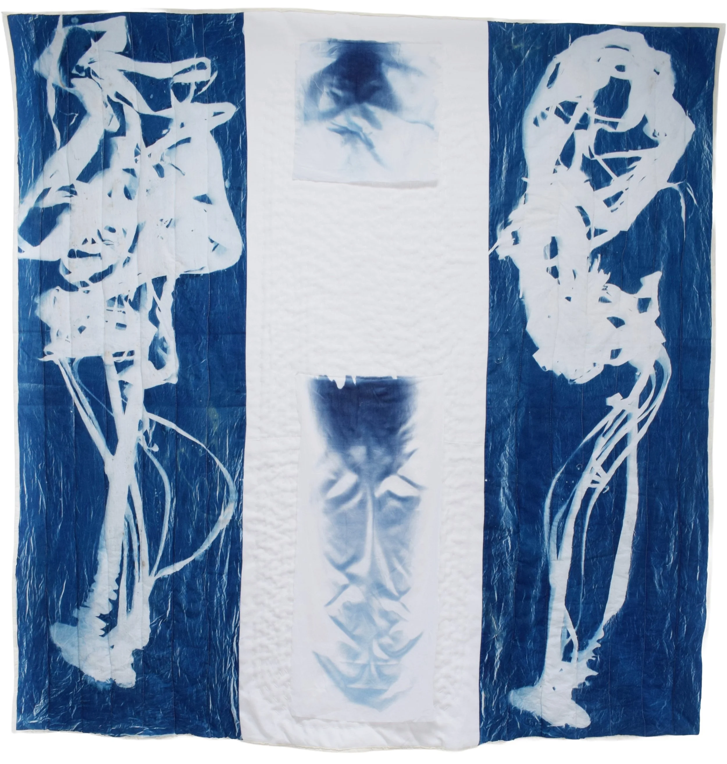 Apegadas (2024), 176 x 180 cm, cyanotype, cotton textiles, cotton thread, polyester batting