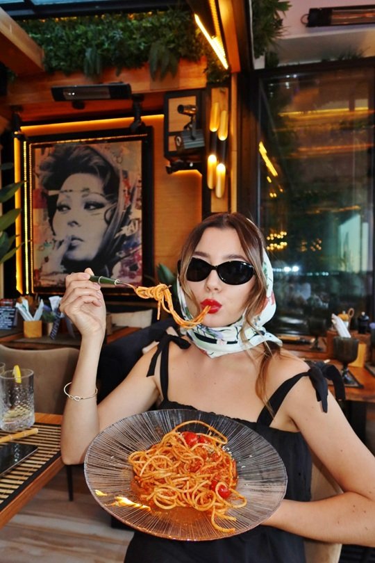SEXY GIRL EATING SPAGHETTI POMODORO