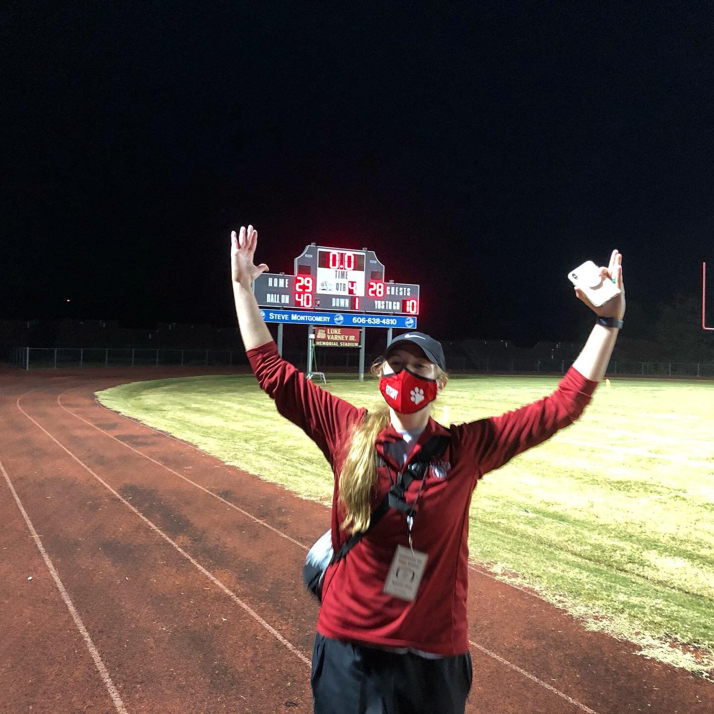 What a game!! Great win, Dawgs! Feels so right being back under those Friday night lights! #ekysopt #sportsphysicaltherapy #injurymanagement #sidelinecoverage