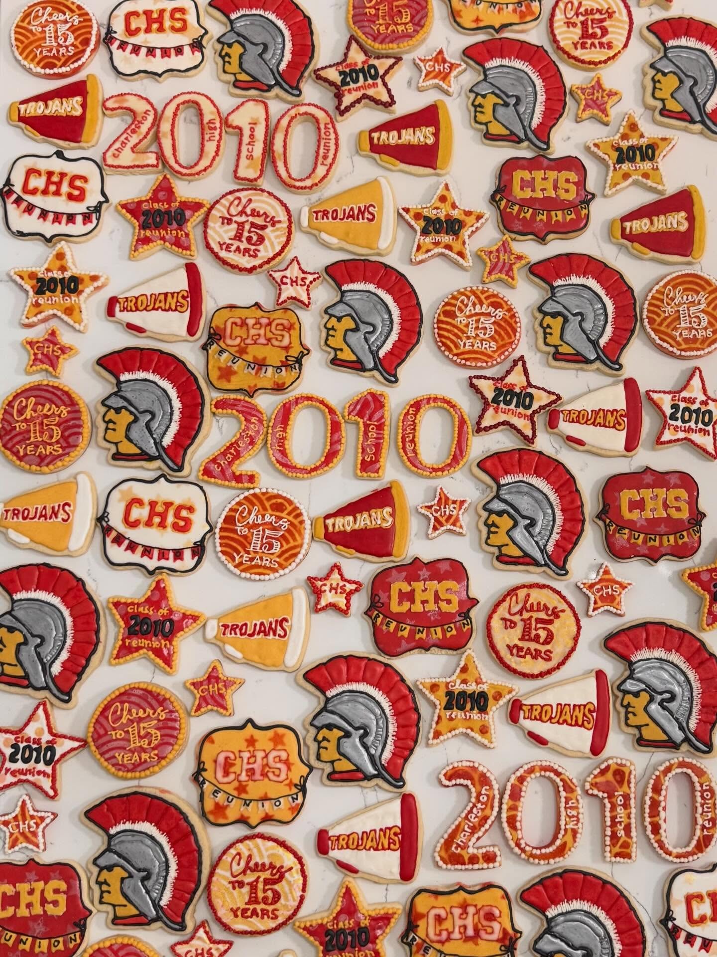 Was so excited to make some cookies for my high school reunion! ❤️💛

#royalicingcookie #cookieart #charleston #trojans #cookiedecorating