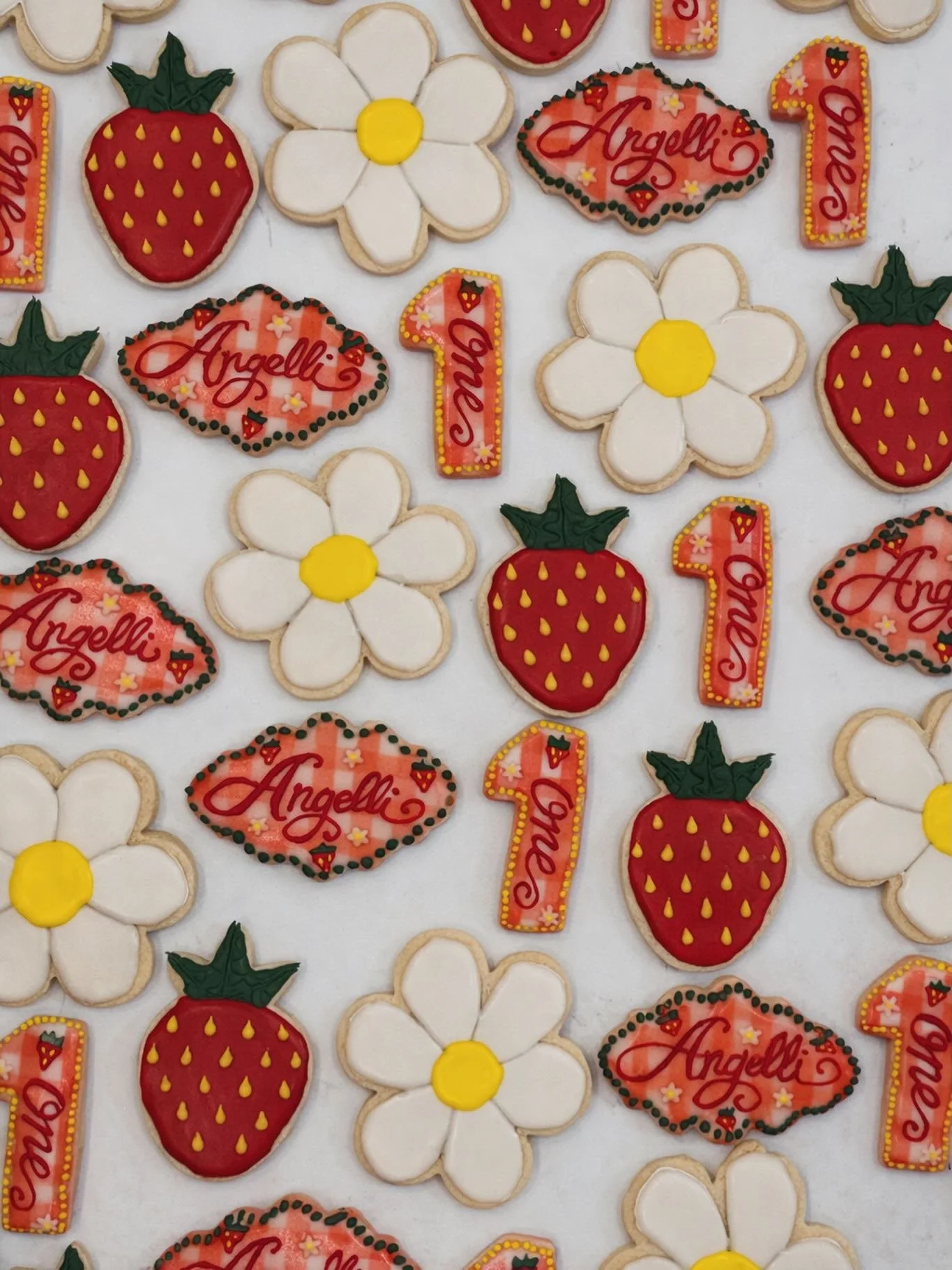 For a berry sweet first birthday! 🍓🌼

#royalicingcookies #cookiedecorating #cookieart #strawberry #berrysweet