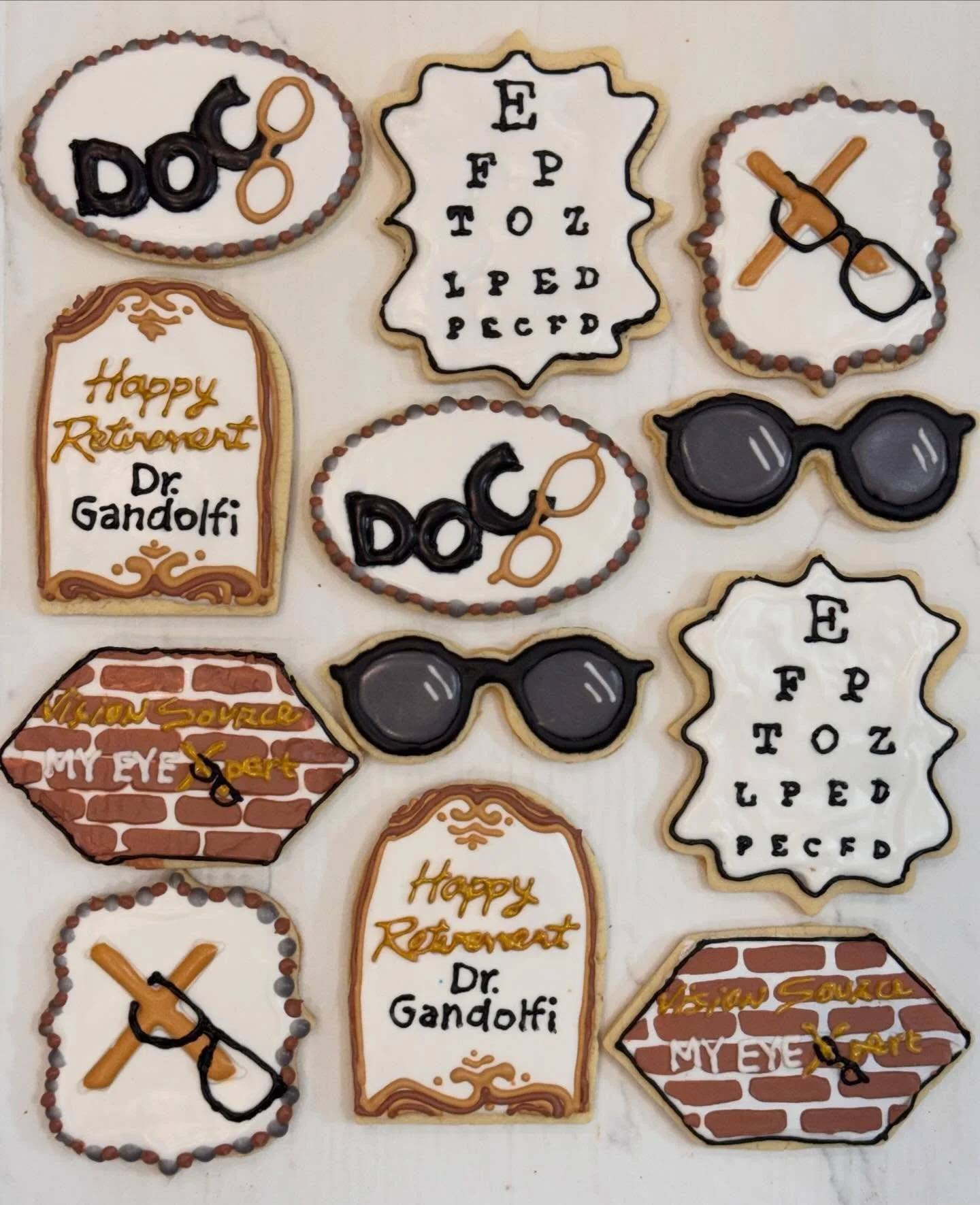 Happy retirement to my Uncle Brent! Now I have to find a new eye Dr&hellip; 👀👓

#eyedoctor #retirement #royalicingcookies #cookiedecorating #cookieart