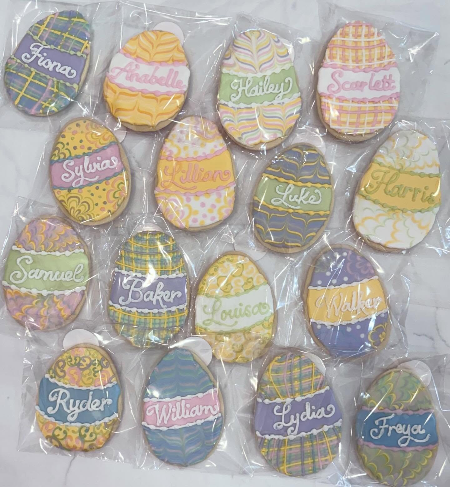 Kicking myself for not taking a photo before I wrapped these, but these eggs were too pretty not to post! Happy Easter 🐰 🐣 

#easter #eastereggs #royalicingcookie #cookiedecorating #eastercookies