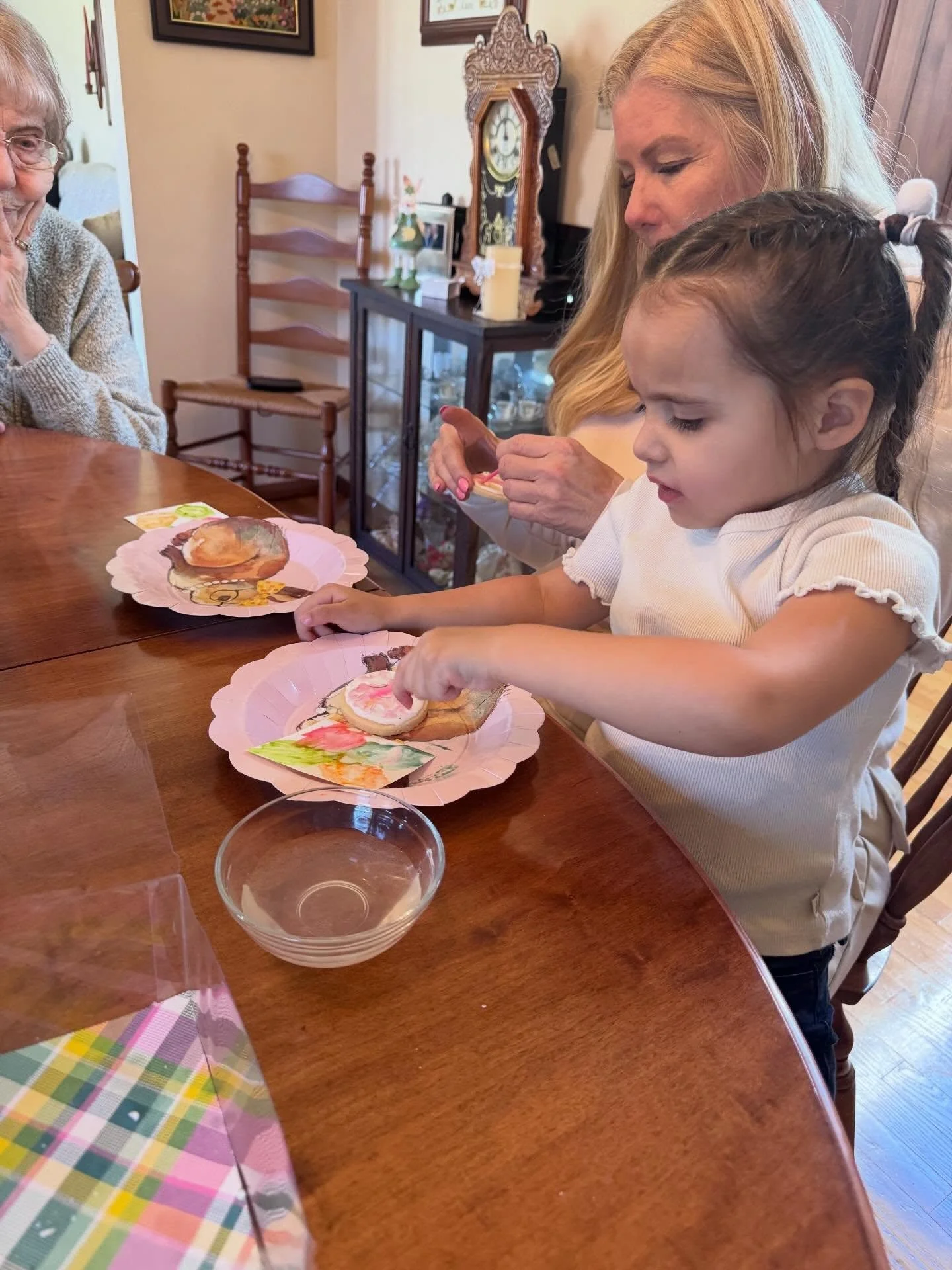 Flora and Nana painting egg cookies with edible paint! 🎨 🥚

#paintyourowncookies #ediblepaint #eastercookies #cookieart #cookiedecorating