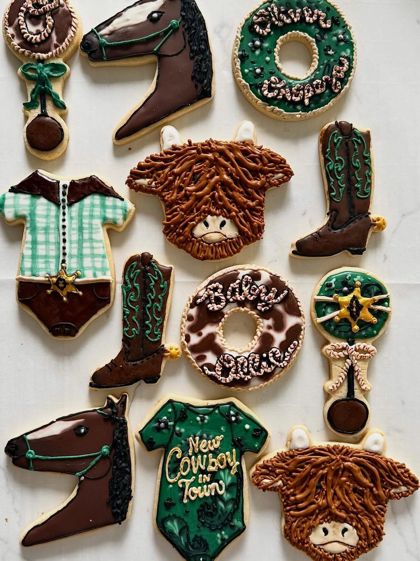 Finally get to meet my little nephew! Obvi had to bring him some cowboy cookies to match his adorable nursery 🤠🐴

#auntie #babycookies #cowboy #royalicingcookies #cookiedecorating